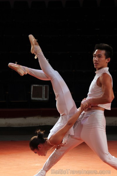 Austrumu akrobātikas un Rietumu klasiskā baleta sintēze, prasme noturēties kā balerīnai uz puantēm triku izpildīšanas laikā uz partnera pleciem un gal 134137