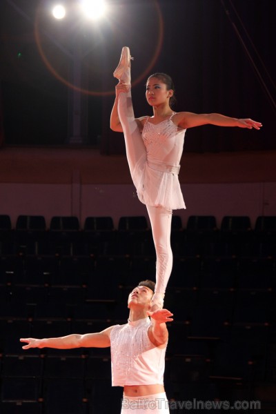 Austrumu akrobātikas un Rietumu klasiskā baleta sintēze, prasme noturēties kā balerīnai uz puantēm triku izpildīšanas laikā uz partnera pleciem un gal 134138