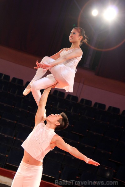 Austrumu akrobātikas un Rietumu klasiskā baleta sintēze, prasme noturēties kā balerīnai uz puantēm triku izpildīšanas laikā uz partnera pleciem un gal 134139