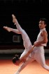 Austrumu akrobātikas un Rietumu klasiskā baleta sintēze, prasme noturēties kā balerīnai uz puantēm triku izpildīšanas laikā uz partnera pleciem un gal 20