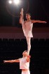 Austrumu akrobātikas un Rietumu klasiskā baleta sintēze, prasme noturēties kā balerīnai uz puantēm triku izpildīšanas laikā uz partnera pleciem un gal 21