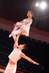 Austrumu akrobātikas un Rietumu klasiskā baleta sintēze, prasme noturēties kā balerīnai uz puantēm triku izpildīšanas laikā uz partnera pleciem un gal 22
