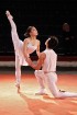 Austrumu akrobātikas un Rietumu klasiskā baleta sintēze, prasme noturēties kā balerīnai uz puantēm triku izpildīšanas laikā uz partnera pleciem un gal 18