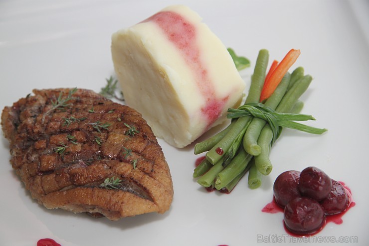 Lidsabiedrības airBaltic 22.09.2014 prezentēja daļu no ēdienu sortimenta, ko pasažieris var izvēlēties pirms lidojuma. Vairāk informācijas - www.airBa 134575