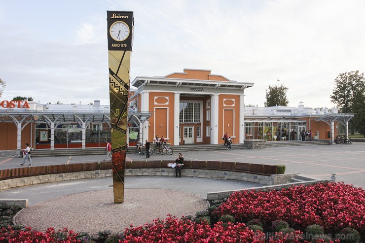 Laika gaitā Siguldā viena otru nomainījušas četras stacijas ēkas. Pirmā stacija Siguldā, tolaik vēl stacija Zēgevolde, tika ierīkota līdz ar dzelzceļa 135229