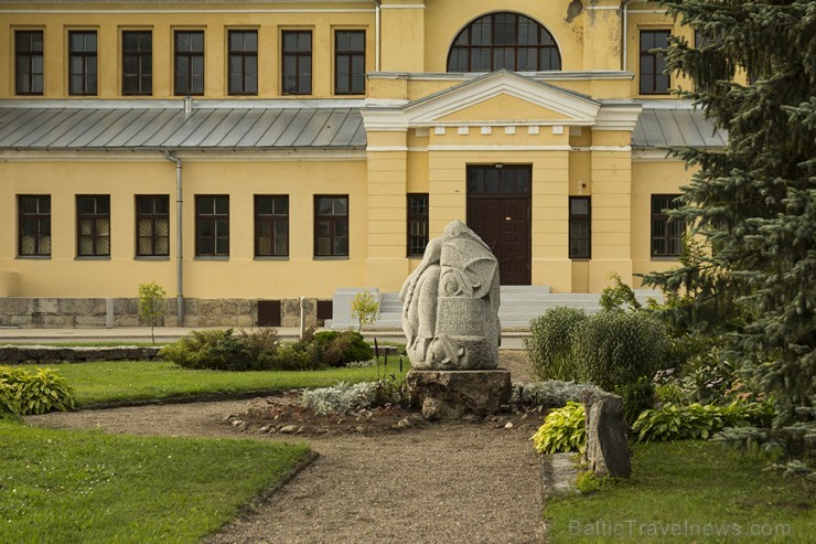 Gulbenes dzelzceļa stacija ir viena no lielākajām un greznākajām dzelzceļa staciju ēkām Latvijā 135589