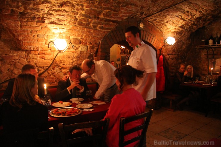 Rīgā, Kaļķu ielā 6, notika Itāļu šefpavāru meistarklases demonstrējumi restorānā Il Patio. Tika servēta marinēta zobenzivs, kartupeļu sacepums ar asto 135984