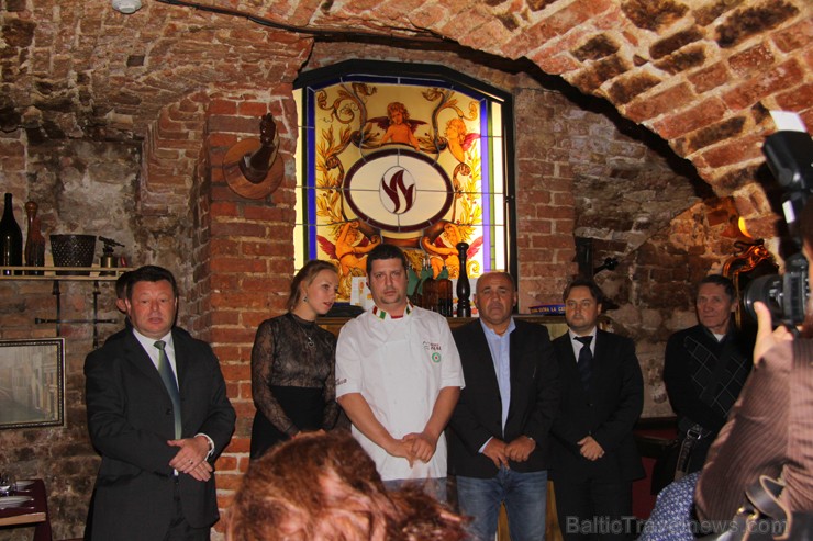 Rīgā, Kaļķu ielā 6, notika Itāļu šefpavāru meistarklases demonstrējumi restorānā Il Patio. Tika servēta marinēta zobenzivs, kartupeļu sacepums ar asto 135986
