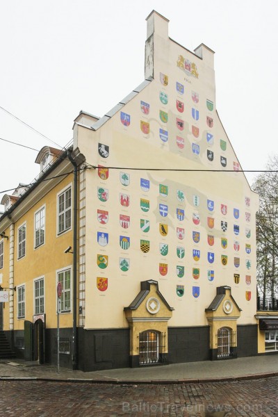 Tagad koši dzeltenie Jēkaba kazarmu nami veido būtisku akcentu Rīgas vecpilsētas sejā, gluži kā novelkot robežu starp vēstures elpu un skaļajām mūsdie 137123