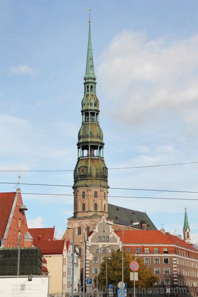 Rīgas Svētā Pētera baznīca ir viena no vecākajām un vērtīgākajām viduslaiku arhitektūras celtnēm Baltijā. Tā atrodas Rīgas vēsturiskajā centrā, kas 19 137207