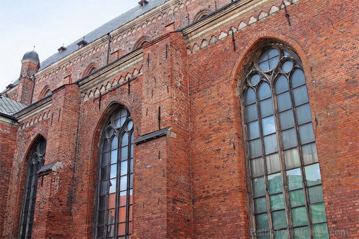 Rīgas Svētā Pētera baznīca ir viena no vecākajām un vērtīgākajām viduslaiku arhitektūras celtnēm Baltijā. Tā atrodas Rīgas vēsturiskajā centrā, kas 19 137212
