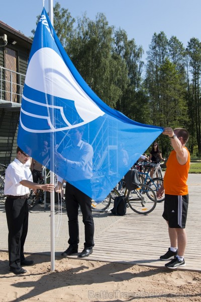 Limbažu Lielezera pludmalē paceļ Zilo karogu 175569