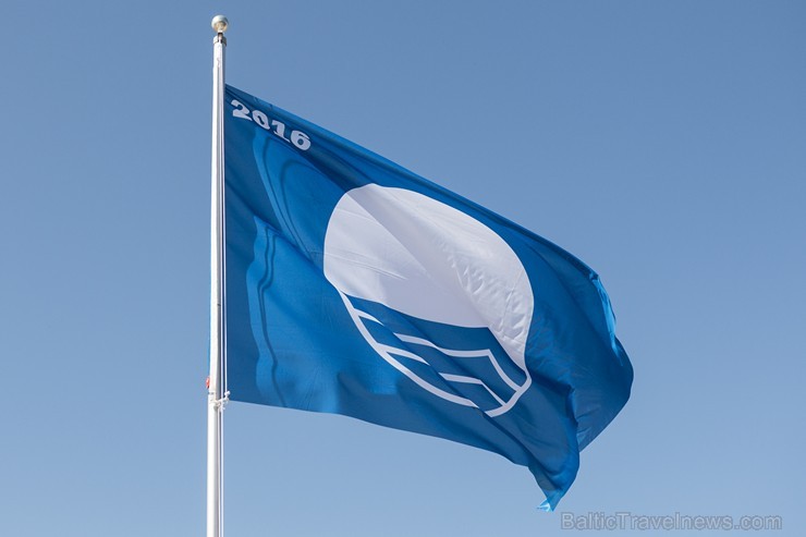 Limbažu Lielezera pludmalē jau otro gadu pēc kārtas paceļ Zilo karogu 175576