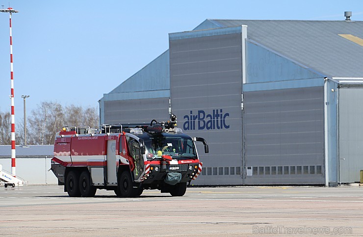 Starptautiskā lidosta «Rīga» iepazīstina tūrisma profesionāļus ar ugunsdzēsējiem 196894
