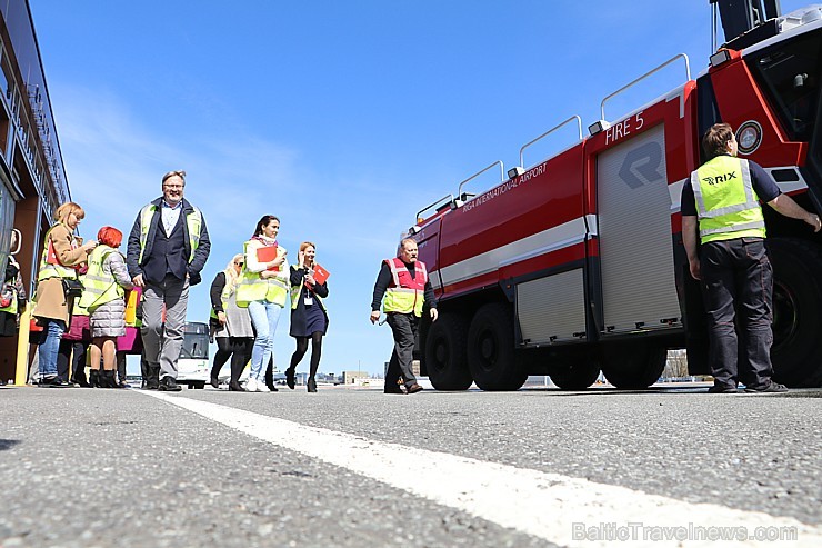 Starptautiskā lidosta «Rīga» iepazīstina tūrisma profesionāļus ar ugunsdzēsējiem 196899