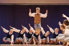 Ogres bērnu un jauniešu deju studija «Pīlādzītis» dejo pavasara koncertā 2