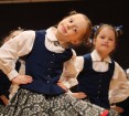 Ogres bērnu un jauniešu deju studija «Pīlādzītis» dejo pavasara koncertā 37