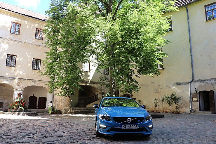 Travelnews.lv ceļo uz Jaunpili ar jauno un jaudīgo Volvo S60 Polestar 201130