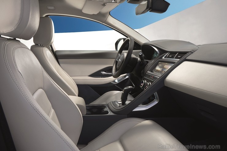 Prezentēts jaunākais Jaguar modelis «E-PACE» 202296