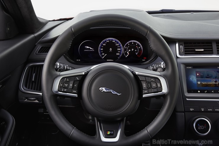 Prezentēts jaunākais Jaguar modelis «E-PACE» 202308