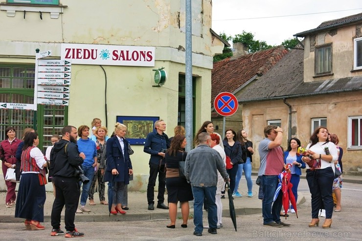 Talsos  atklāta Latvijā nebijusi izstāde - māksla uzzied Talsu ielās 202506