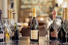 Restorāna «Bibliotēka No1» vīnzinis Ivo Orlovs iepazīstina ar 5 šampaniešiem, kur viena glāze maksā tikai 7 eiro. Foto: Restoransbiblioteka.lv 1