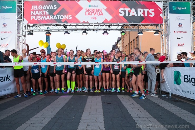 Jelgavā  nakts pusmaratonā dalību ņem vairāk nekā 5000 skrējēju 203078