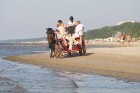 Jūrmalas atpūtnieki un viesi pludmalē ķer pēdējās siltās augusta dienas 3