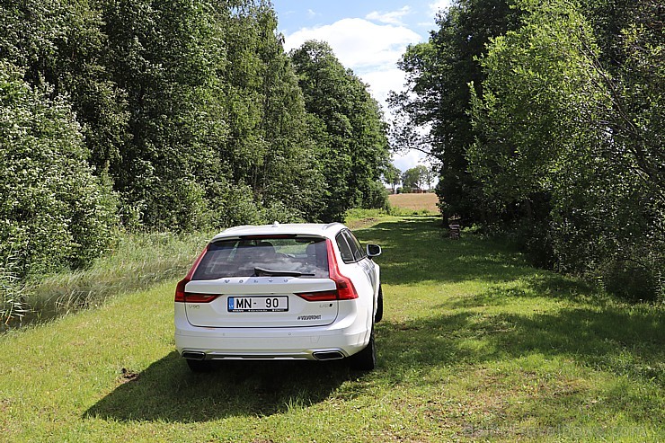 Travelnews.lv ar jauno Volvo V90 Cross Country apceļo Latgali 205476