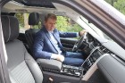 Travelnews.lv ar jauno Land Rover Discovery dodas pusdienot uz Rūmenes kafejnīcu 24