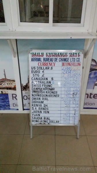 Valūtas apmaiņas punkts lidostā, vietējā naudiņa Tanzānijas šiliņš, 1€ = ~ 2668 TZS, var norēķināties arī ar euro vai dolāriem. Visērtāk ņemt līdz USD 207416