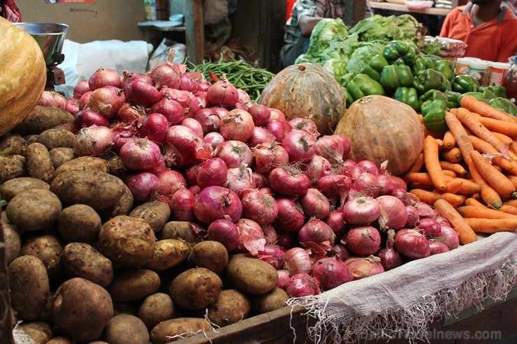 Akmens pilsētas tirgus. Mūsu platuma grādiem zināmāki dārzeņi, kartupeļus salā ieved no Tanzānijas. 207436