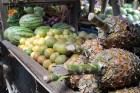 Akmens pilsētas tirgus. Novembris ir ļoti labs laiks vietējo augļu baudīšanai -
 svaigi un neizsakāmi garšīgi! Pieejami svaigi ananāsi, mazie oranžie 21