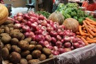 Akmens pilsētas tirgus. Mūsu platuma grādiem zināmāki dārzeņi, kartupeļus salā ieved no Tanzānijas. 22