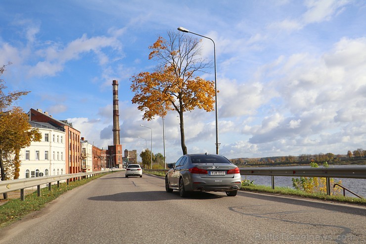 Travelnews.lv apceļo rudenīgo Latviju ar jauno un jaudīgo BMW 5401 208976