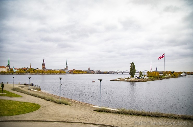 Rīgā atklāts valsts simtgadei veltītais monumentālais Latvijas karoga masts. 209112