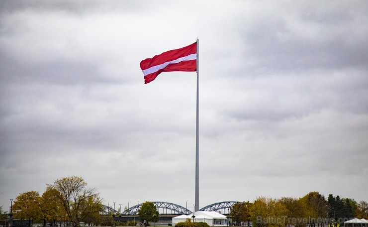 Rīgā atklāts valsts simtgadei veltītais monumentālais Latvijas karoga masts. 209113