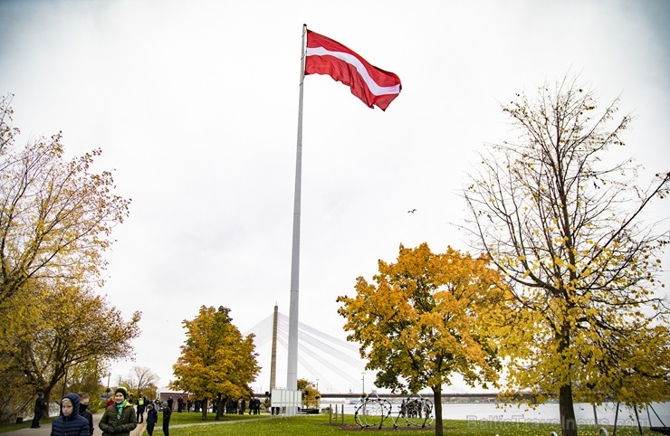 Rīgā atklāts valsts simtgadei veltītais monumentālais Latvijas karoga masts. 209115