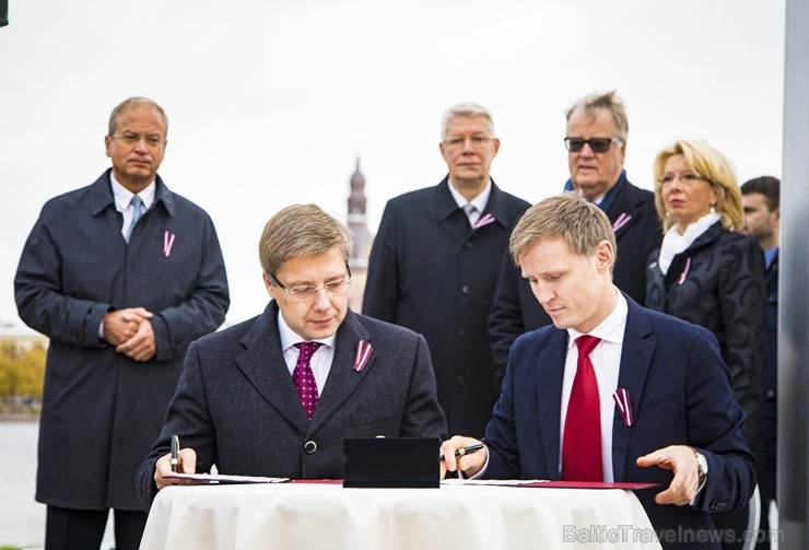 Rīgā atklāts valsts simtgadei veltītais monumentālais Latvijas karoga masts. 209118