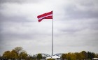 Rīgā atklāts valsts simtgadei veltītais monumentālais Latvijas karoga masts. 1