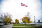 Rīgā atklāts valsts simtgadei veltītais monumentālais Latvijas karoga masts. 15
