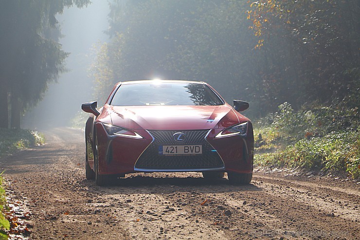 Travelnews.lv apceļo Latvijas zelta rudeni ar sportisko un futūristisko vāģi «Lexus LC 500» 209411