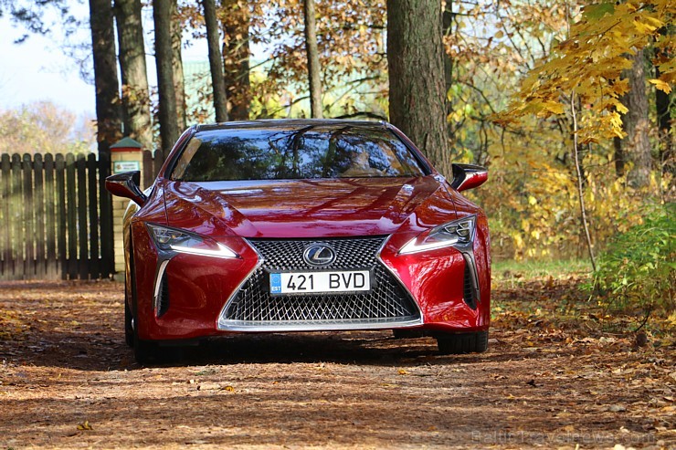 Travelnews.lv apceļo Latvijas zelta rudeni ar sportisko un futūristisko vāģi «Lexus LC 500» 209416