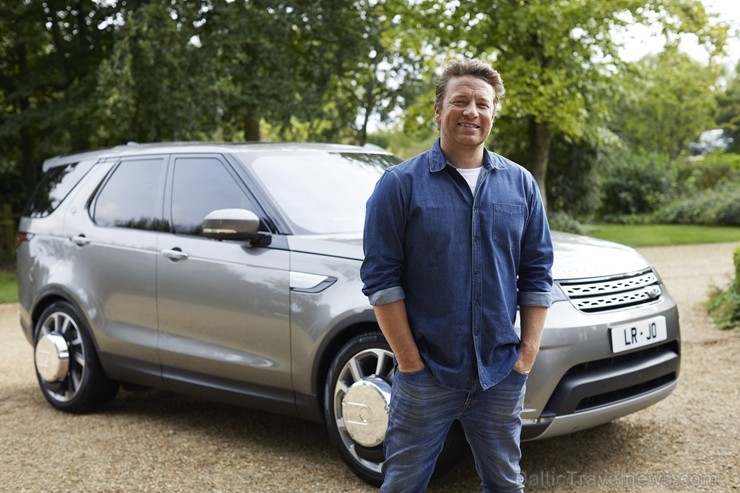 Populārais šefpavārs un TV zvaigzne Džeimijs Olivers jauno «Land Rover Discovery» atzīst par ērtu ēst gatavošanai 209666