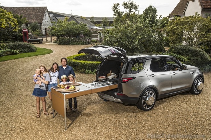 Populārais šefpavārs un TV zvaigzne Džeimijs Olivers jauno «Land Rover Discovery» atzīst par ērtu ēst gatavošanai 209667