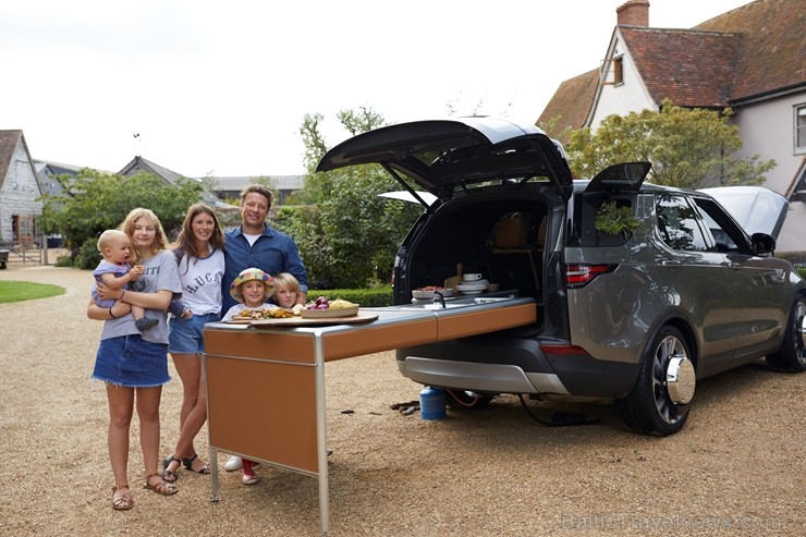 Populārais šefpavārs un TV zvaigzne Džeimijs Olivers jauno «Land Rover Discovery» atzīst par ērtu ēst gatavošanai 209668