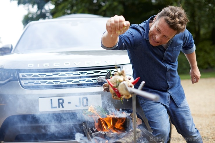 Populārais šefpavārs un TV zvaigzne Džeimijs Olivers jauno «Land Rover Discovery» atzīst par ērtu ēst gatavošanai 209675