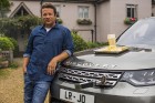 Populārais šefpavārs un TV zvaigzne Džeimijs Olivers jauno «Land Rover Discovery» atzīst par ērtu ēst gatavošanai 1