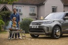Populārais šefpavārs un TV zvaigzne Džeimijs Olivers jauno «Land Rover Discovery» atzīst par ērtu ēst gatavošanai 2
