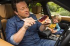 Populārais šefpavārs un TV zvaigzne Džeimijs Olivers jauno «Land Rover Discovery» atzīst par ērtu ēst gatavošanai 3